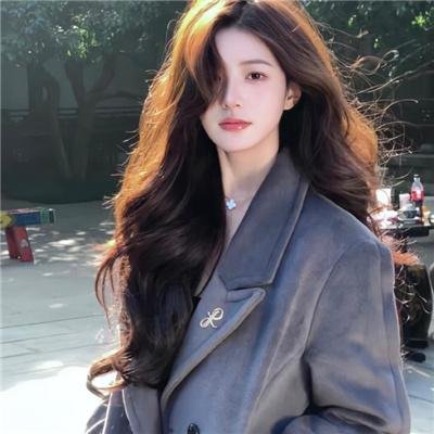 戴流苏耳环的少女
